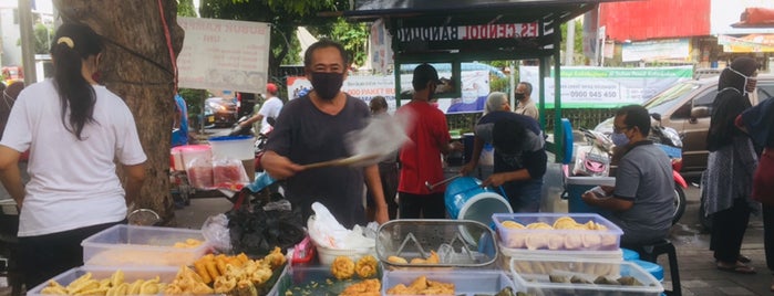 Pasar Rawamangun is one of Markets.