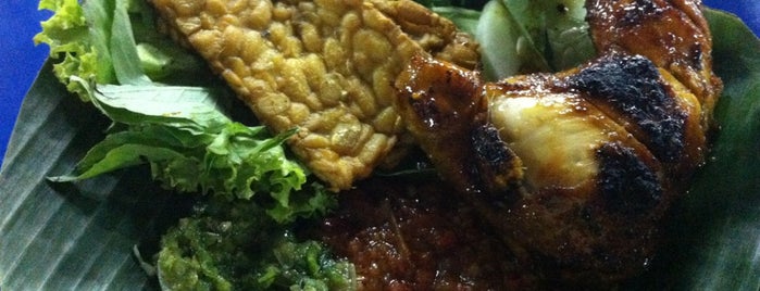 Ayam Penyet Cabe Ijo Podomoro is one of Locais curtidos por Kirara.