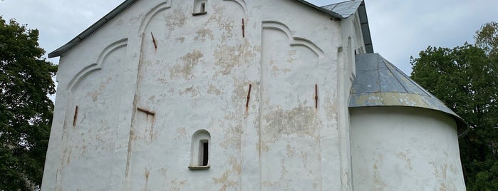 Церковь двенадцати апостолов на пропастех (XIV в) is one of Новгород.
