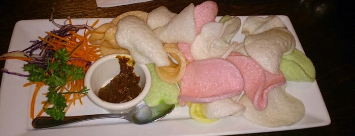 Noppakao Thai Restaurant is one of Tempat yang Disukai Maxwell.