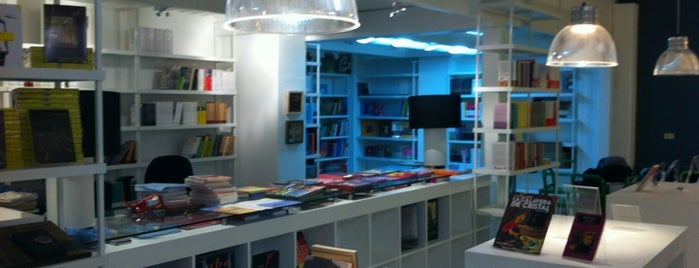 Librería Lugar Común is one of สถานที่ที่ Jimmy ถูกใจ.
