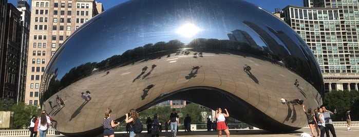 Cloud Gate by Anish Kapoor (2004) is one of chicago sights.