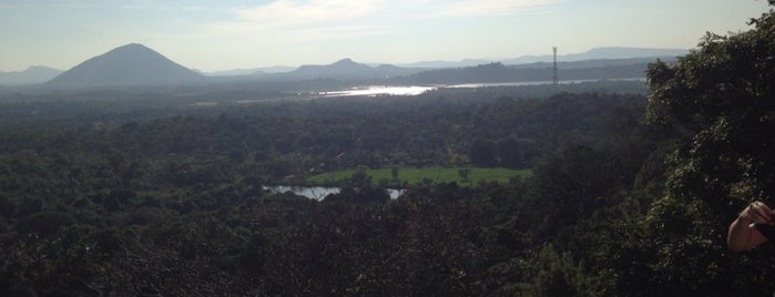 Sigiriya Rock is one of Orte, die Setenay gefallen.