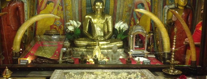 Temple of the Sacred Tooth Relic (ශ්‍රී දළදා මාළිගාව) is one of สถานที่ที่ Setenay ถูกใจ.