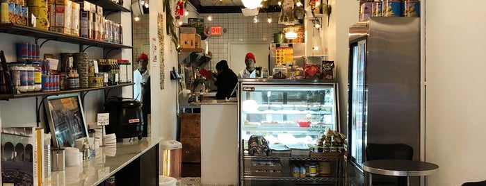 Regina's Grocery is one of Tempat yang Disukai Marianna.