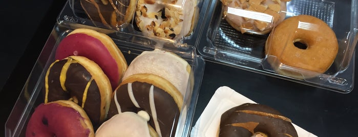 Yolo Donuts is one of Locais curtidos por NikNak.
