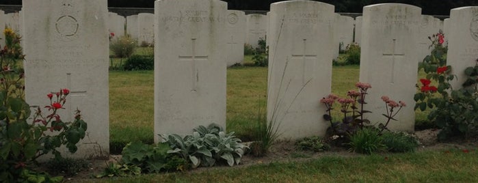 Ramscapelle Road British War Cemetery is one of 👓 Ze 님이 좋아한 장소.