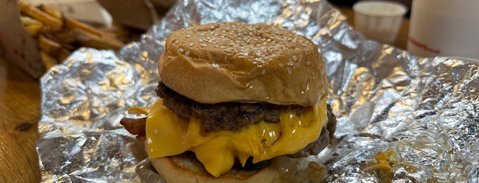 Five Guys is one of Lugares favoritos de Claudio.