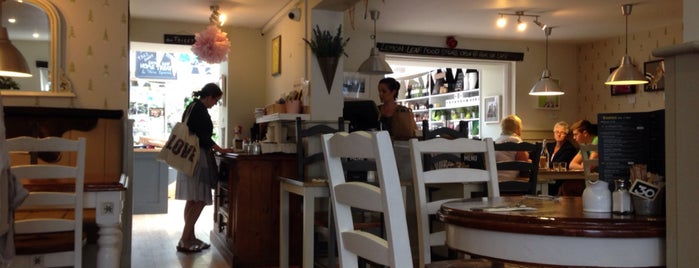 The Lemon Leaf Cafe is one of Lugares favoritos de Theresa.