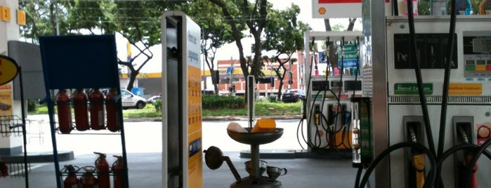 Posto Shell is one of Patyさんのお気に入りスポット.