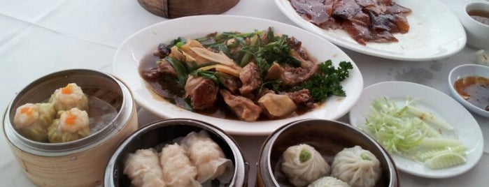 Zhonghua Restaurant is one of Neu Tea's Penang Trip 槟城 2.