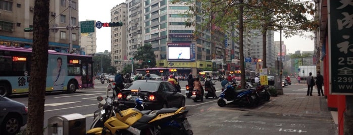 7-Eleven 新羅福門市 is one of สถานที่ที่ James ถูกใจ.