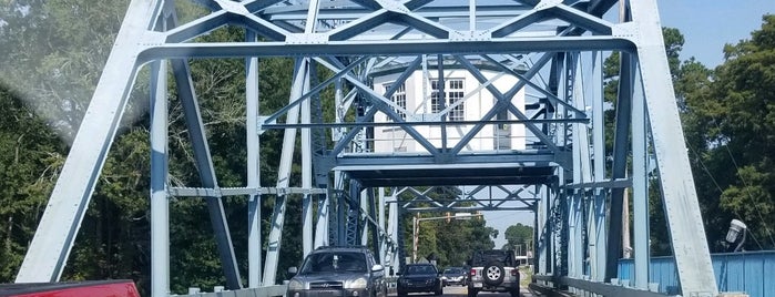 Socastee Swing Bridge is one of สถานที่ที่ Brian ถูกใจ.