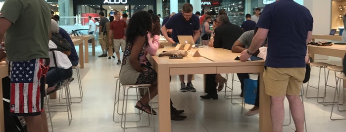 Apple CambridgeSide is one of Venues with free Wi-Fi in Boston.