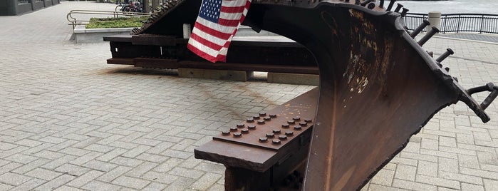 Jersey City 9/11 Memorial is one of Lisa'nın Beğendiği Mekanlar.