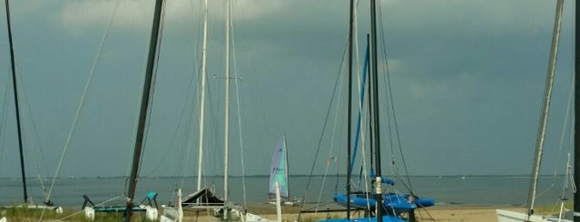 SHBCC Sandy Hook Beach Catamaran Club is one of E'nin Beğendiği Mekanlar.
