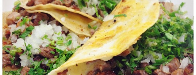 Tacos La Banqueta is one of Lugares favoritos de Brittni.