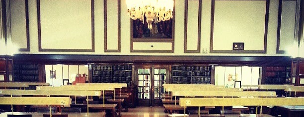 İstanbul Üniversitesi Hukuk Kütüphanesi is one of Elif Özge'nin Beğendiği Mekanlar.