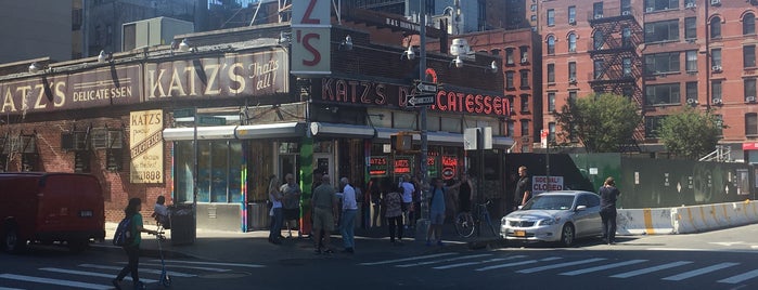 Katz's Delicatessen is one of Tempat yang Disukai Martin.