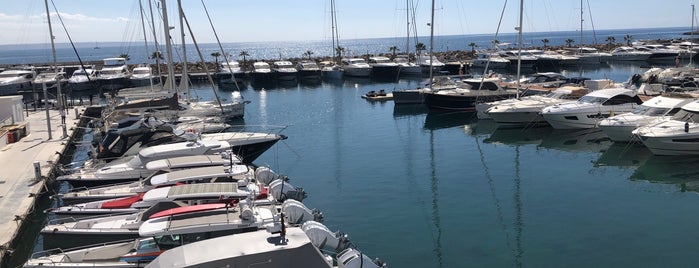 Club Nàutic Calanova / Escola Nacional de Vela Calanova is one of Restaurantes.