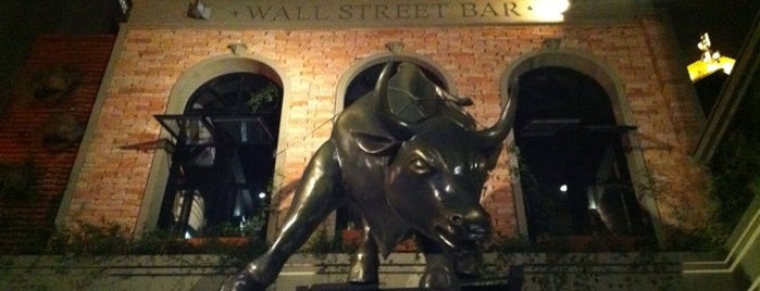 Wall Street Bar is one of Lugares guardados de Cintia.