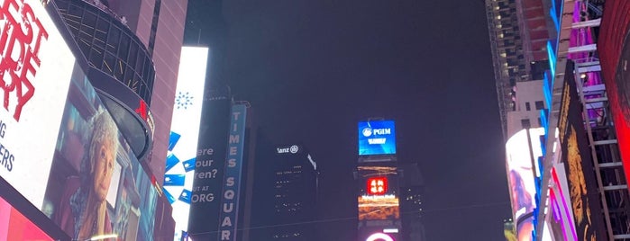 Times Square is one of Locais salvos de Carlos.