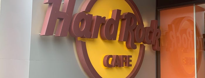 Hard Rock Cafe is one of Tempat yang Disukai Carlos.