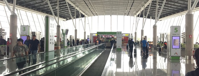 Aeropuerto Internacional de Brasilia Presidente Juscelino Kubitschek (BSB) is one of Lugares favoritos de iHARA.
