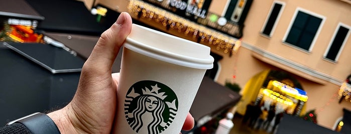 Starbucks is one of Tempat yang Disukai Pelin.