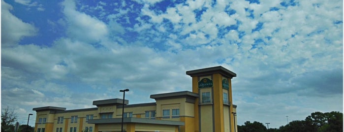 La Quinta Inn & Suites Austin NW/Lakeline Mall is one of Tempat yang Disukai Adam.