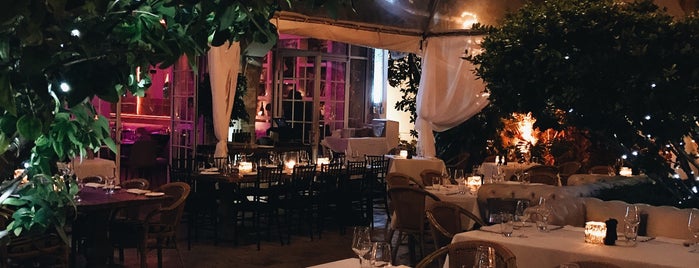 Villa Azur Restaurant and Lounge is one of Locais salvos de Les.