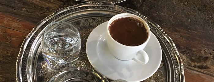 Tarihi Bağdat Kuru Kahvecisi is one of Posti che sono piaciuti a Zeynep.