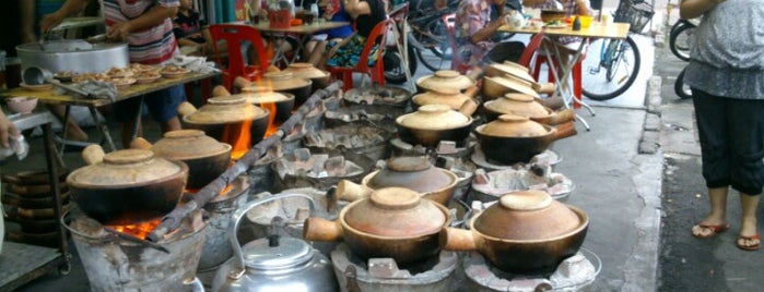 福记瓦煲鸡饭 is one of MARKET / FOOD TRUCK / FOOD COURT / KOPIDIAM.