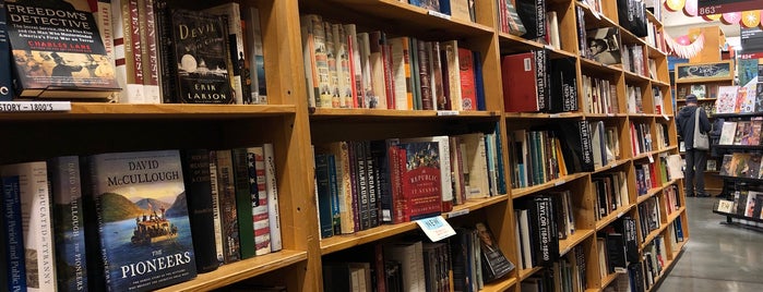 Powell's Books Orange Room is one of Lugares favoritos de Lisa.