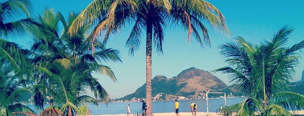 Praia de Charitas is one of Lieux sauvegardés par Charles Souza Madureira.