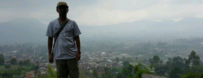 Gunung Batu Lembang is one of Orte, die vanessa gefallen.