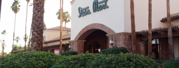 Stein Mart is one of Lugares favoritos de Joey.