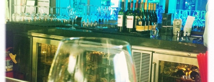 Bubbles Wine Bar is one of Tempat yang Disukai Randal.