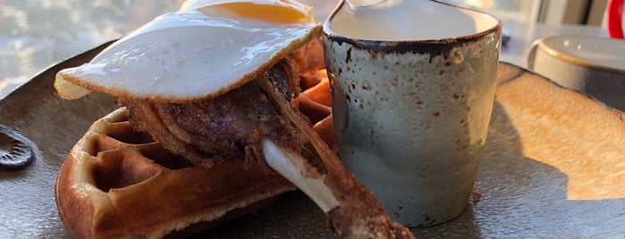 Duck & Waffle is one of Tさんのお気に入りスポット.