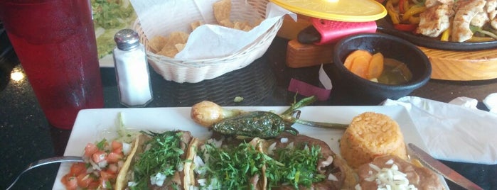 Sammy's Mexican Grill is one of สถานที่ที่ Stephanie ถูกใจ.