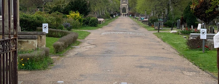 Hampstead Cemetery is one of Runs.
