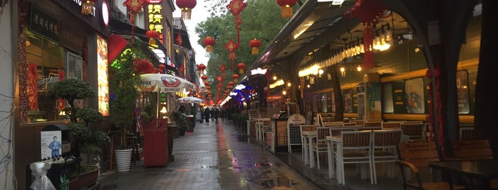 Lao Wai Jie Happy Global Beer Festival is one of สถานที่ที่ Leonardo ถูกใจ.