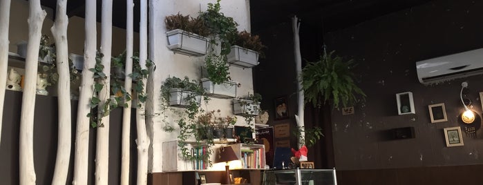 Leaf Café | کافه برگ is one of สถานที่ที่ Parisa ถูกใจ.