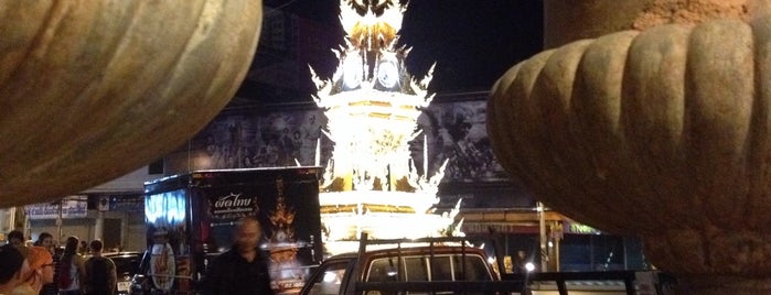 Clock Tower Circle is one of Tempat yang Disukai Elena.