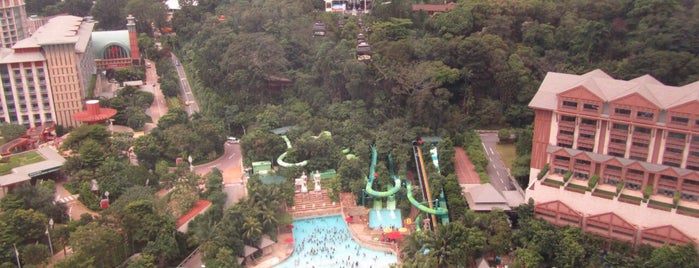 Resorts World Sentosa is one of Tempat yang Disukai Elena.