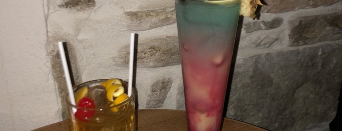 Istos Cocktail Bar is one of Seyhan 님이 좋아한 장소.