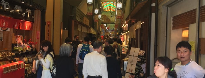 Nishiki Market is one of สถานที่ที่ Kit&kafoodle ถูกใจ.