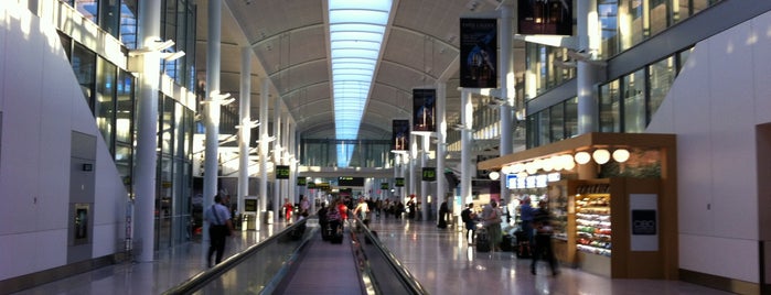Toronto Pearson Uluslararası Havalimanı (YYZ) is one of Moe'nin Beğendiği Mekanlar.