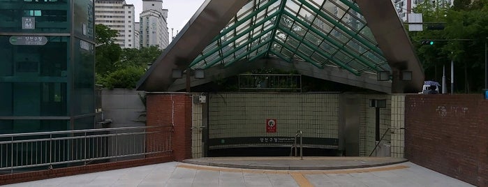 Yangcheon-gu Office Stn. is one of 서울지하철 1~3호선.