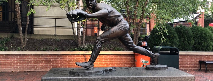 Cal Ripken sculpture by Toby Mendez is one of JODY & MY TOP CHECK IN'S MD & PA.